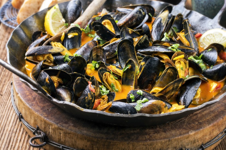 mejillones con salsa de coco y especias de la India