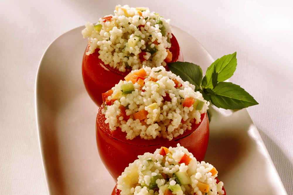 Tomates rellenos de ensalada de cuscús